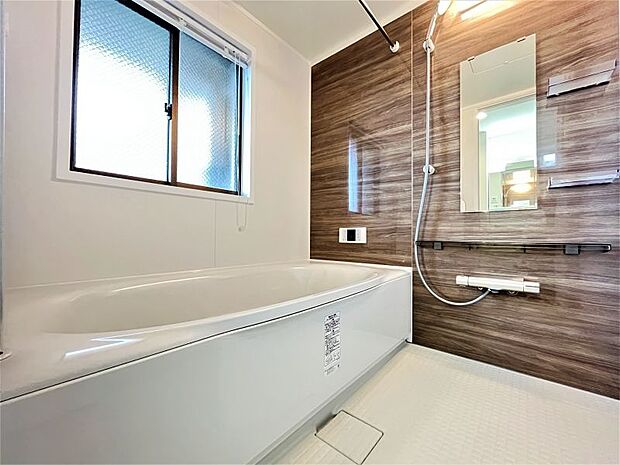 湿気のこもりやすい浴室には小窓がついています。