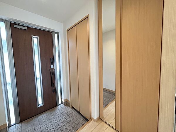 玄関には収納力の高いシューズボックス付き！家族みんなの靴をたっぷり収納できます。