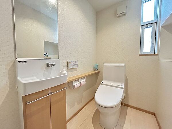 1階・2階それぞれにトイレがあります。混雑する朝も安心♪手洗いがあるので、ドアノブが汚れません◎
