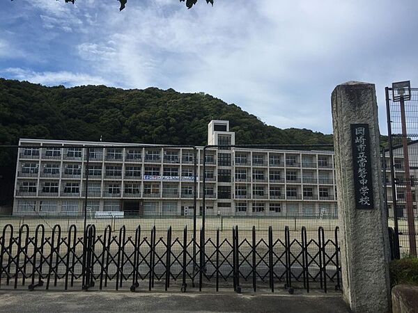 岡崎市立常盤中学校　徒歩約49分（約3822ｍ）山の緑の美しい学校です。生徒数は少ないけれど、一人ひとりが主役になれる、とても活力のある学校です。