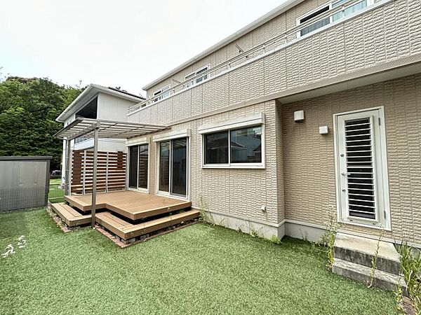 南側にあるお庭は、お子様やペットの遊び場として十分な広さです！