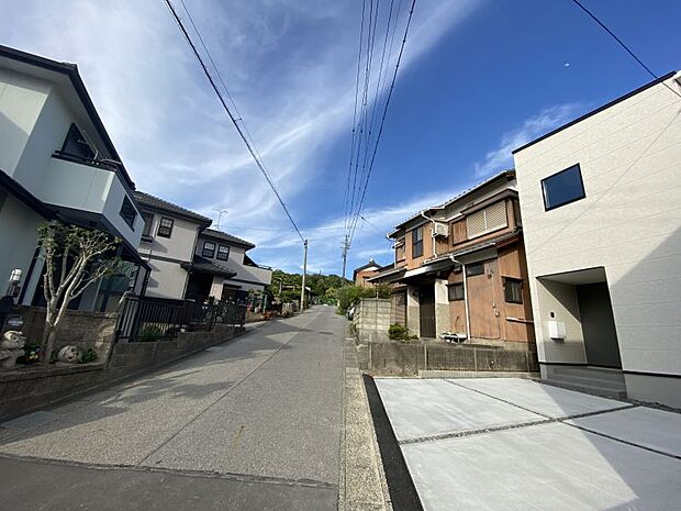 公園まで徒歩約3分。見通しの良い道路です。