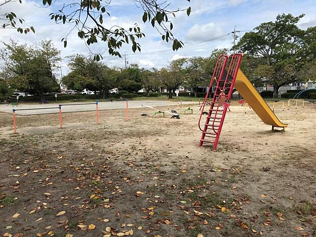 井田公園？約519m　徒歩約7分　国道248号線から少し奥に入った住宅街の中にある公園で、バスケットゴールと少年サッカーができるグラウンドがあります。