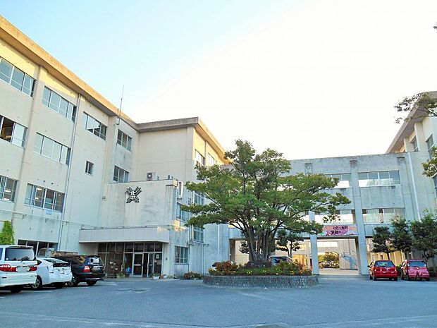 矢作北中学校　約403m　徒歩約6分　岡崎市東大友町に位置する中学校。岡崎市立矢作中学校の肥大化にともない、1976年から中学校新設が議論され、1981年に設立された。