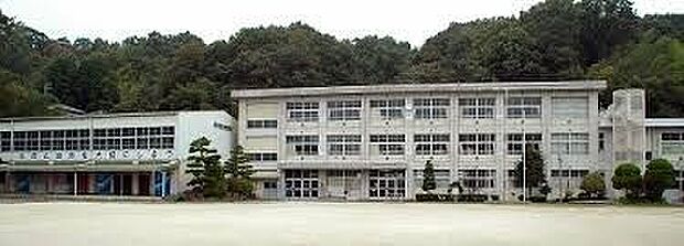 西広瀬小学校　約1078ｍ　徒歩約14分　豊田市の中山間に位置しております。校地内に自然豊かな環境を利用したビオトープがあります。