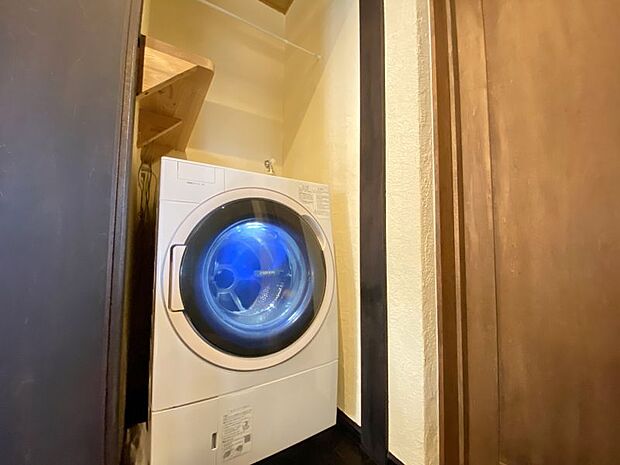 洗濯機置き場は引き戸があるので生活感を隠すことができます♪