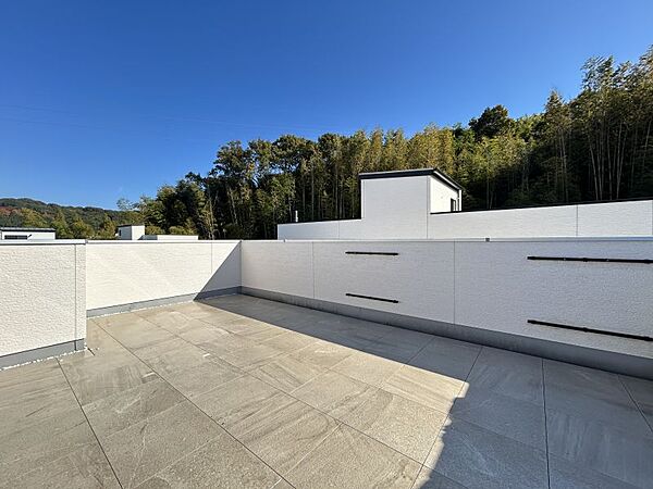 陽をたっぷり浴びる屋上テラス！開放的に広がる空を日常的に楽しめます♪