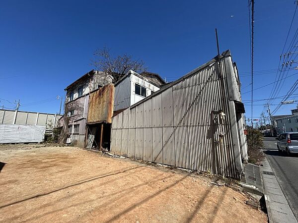 南東向きで採光や開放性に恵まれ、空が広く緑の多い閑静な趣を感じる環境です♪