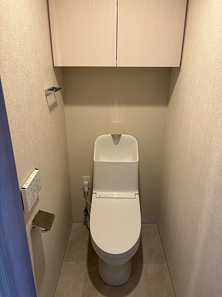 上部に収納スペースがあり小物やお掃除道具の収納ができます。