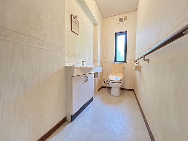 【1階トイレ】手すり付きのトイレでバリアフリーにも配慮されています！
