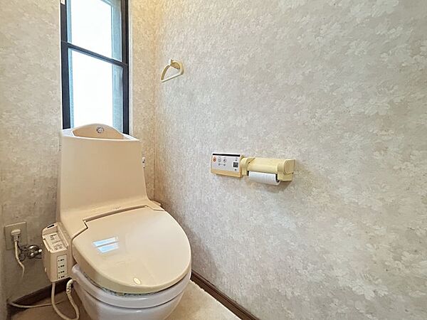 【2階トイレ】各階にトイレがあり、上り下りしなくて済むので便利です！