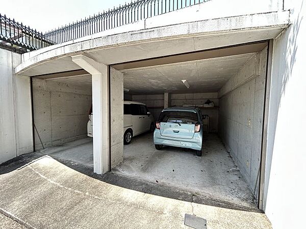 ビルトインガレージがあり、お車を大切に保管できます！