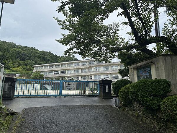 河合中学校まで約1561ｍ/徒歩約20分　周りは山に囲まれ，初夏にはホタルが飛び交う自然豊かなところにあります。生徒と教師・地域が一体になって学校教育を充実したものにしています。