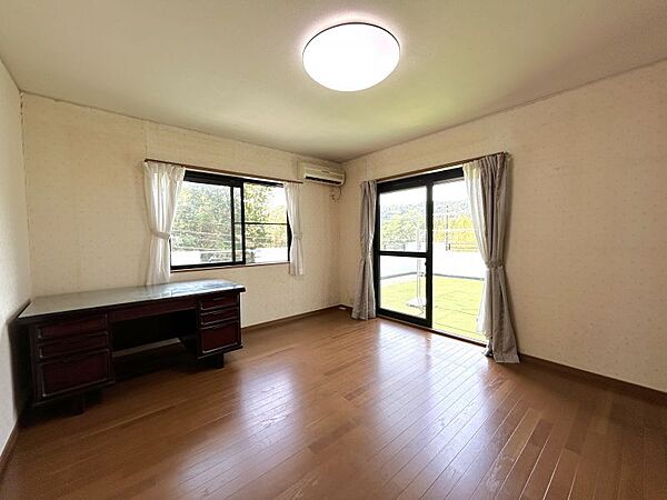 【2階南側洋室】2階のバルコニーにも出れるお部屋です！リモートワークにピッタリ！