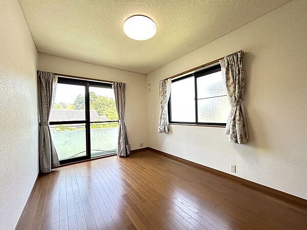 【2階南側洋室】窓が多く陽当たり良好なお部屋です！