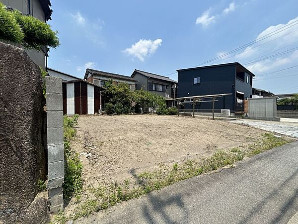 大通りから少しずれた場所の為、暮らしやすい立地。落ち着きと開放感を享受できる住宅地です。