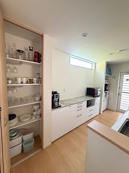 食品ストックや調理器具、日用品などをたっぷり収納できるパントリー付き！