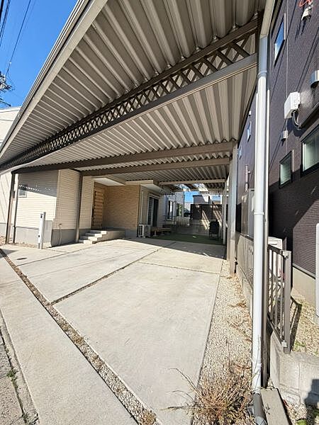 急な来客でも便利な駐車スペース3台（車種による）ございます！