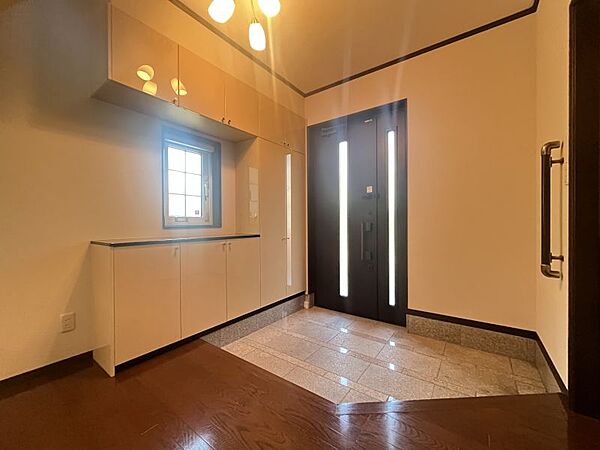広い玄関は帰宅が重なった時も出入りしやすいですね