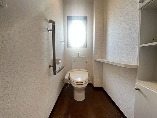 棚のあるトイレは掃除用品やトイレ備品を隠しておけるのでありがたいですね。