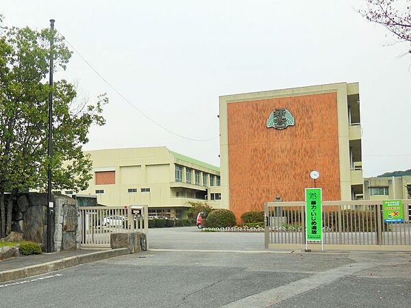 新香山中学校まで　639m　徒歩約8分●愛知県岡崎市の公立中学校。岡崎市桑原町に位置する中学校。香山中学校を前身とする。1984年（昭和59年）4月に創立した。
