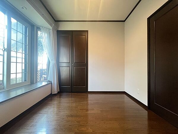 明るく開放感のある洋室。たっぷり収納できるクローゼットを備え、お子様部屋や主寝室としても使いやすい空間です。