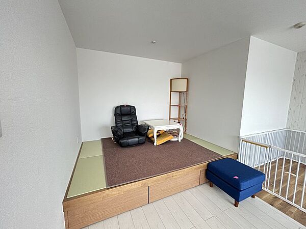 お昼寝に最適なリビング横の畳コーナー！柔らかな畳の感触が心地よく、リラックスタイムをゆったり過ごせます！