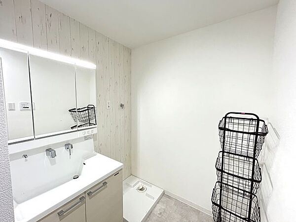 清潔感溢れるスタイリッシュなデザインの洗面化粧台♪小物収納も豊富です！