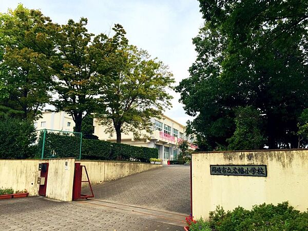 岡崎市立広幡小学校　約854m　徒歩約11分経営方針において「3つの基盤　6つの実践」を掲げており、教師から子供に寄り添う姿勢を目指す。