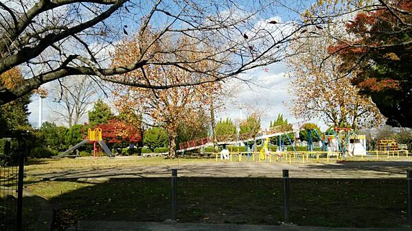 日名公園　約507ｍ　徒歩約7分子供が遊べる遊具のある公園です。また照明設備（有料）もある運動広場もあります（中学生以上の野球利用は禁止）