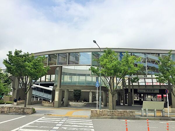 東岡崎駅まで　2900m　車で約8分●市の中心駅としての役割を担っている。通勤・通学の乗換にも便利な駅です。