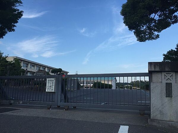 根石小学校まで　270m　徒歩約4分●校訓「全力をつくせ」の下「自ら学ぶ」「心が豊か」「体を鍛える」という知・徳・体の調和をとる。