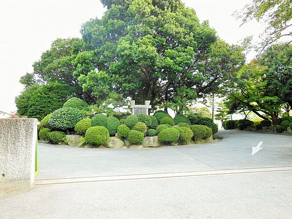 井田小学校まで　900m　徒歩約12分●市街地にありながら自然林を背後にし、広大な校庭に恵まれている。～日々の教育実践に夢と希望と感動のある教育を～　学校教育目標としている。