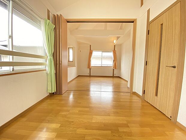【洋室】二階北側にあるお部屋は間仕切りが可能、お部屋が増やすこともできますし広く使うこともできます。