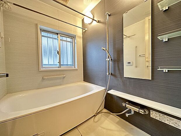 マンションには珍しい窓付きの浴室です。換気すれば風通しが良くなって湿気がたまりにくくなります。