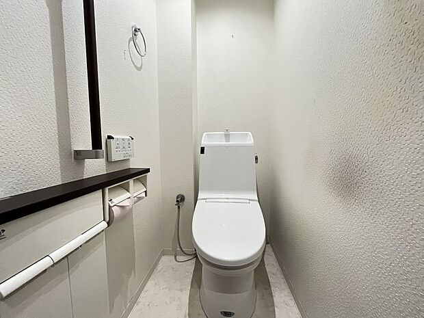 手すり付きで安心安全設計のトイレ
