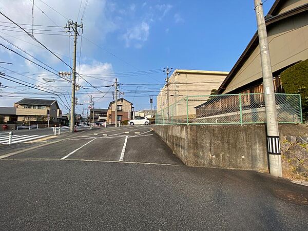 コンビニ・スーパー・ドラッグストアが徒歩約10分圏内にあり大変便利です◎