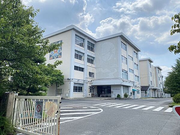 四郷小学校　1300ｍ　徒歩約17分　リュック登校可能です、お子様の通学の負担が軽減されます。