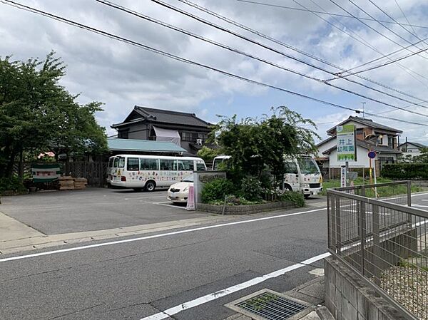 井上幼稚園　989ｍ　徒歩約13分乳児～5歳　9:00～15:00　早朝保育、延長保育有り。幼保連携型認定こども園です。