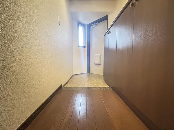 玄関は下駄箱付きです。いつでもすっきりした空間が保てそうですね♪