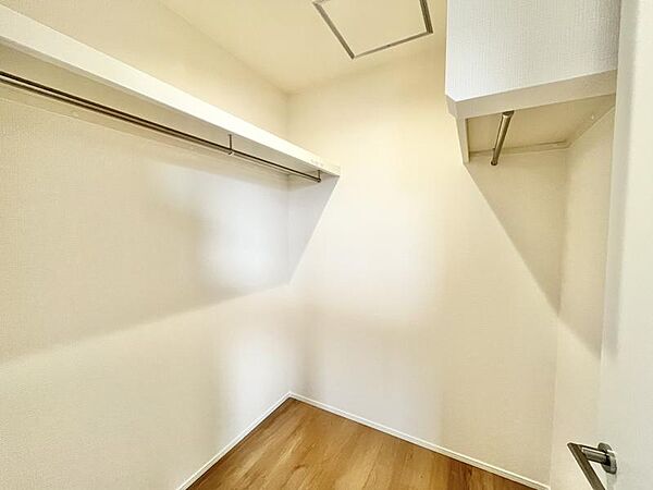 ファミリークローゼットにシーズンオフの衣類や家具、家電などが丸ごとしまえます