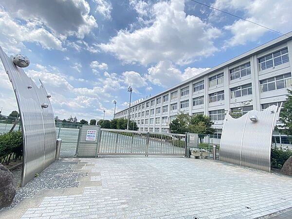 猿投台中学校まで　2151m　徒歩約27分●猿投駅から徒歩約5分。「仲間」「家庭」「地域」とのかかわりを大切にし教育活動を進め、「猿投台中学校」に誇りの持てる生徒を育みます。