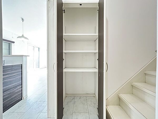1階、階段付近には収納庫がございます。掃除道具や備蓄品など収納でき便利！
