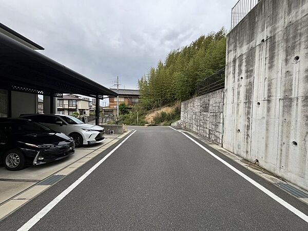 ランドリールームで乾燥させた衣類をハンガーのままファミリークローゼットに移動できて家事の時短に繋がります。