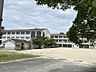 周辺：美山小学校　徒歩約12分（約947ｍ）