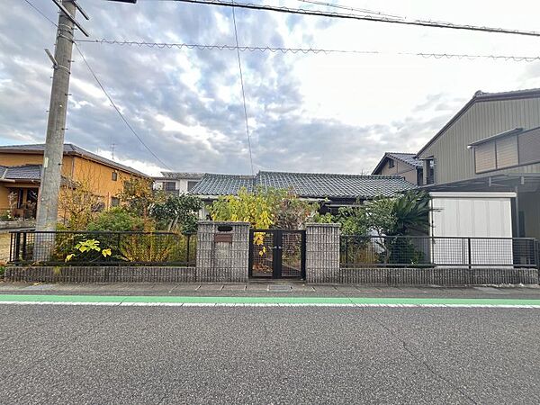 小学校まで徒歩約12分。お子様の足でも安心の通学距離。（※解体前の写真です）