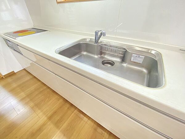 お手入れラクラクなIHクッキングヒーター♪火を使わないため、家族みんなが安心して使えるキッチンです！