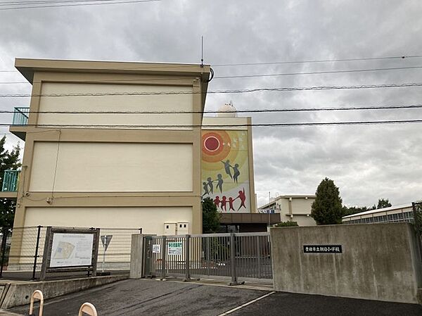 朝日小学校まで　1188m　徒歩約15分　●よく考え、すすんで学ぶ子　　励まし合い、ともに伸びる子　　心身を鍛え、たくましく生きる子を目指します。