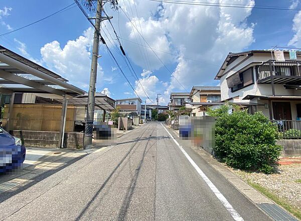 対向車が来ても安心なゆとりの幅員6m♪車の出し入れや駐車もスムーズに行えます！