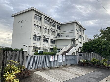 衣丘小学校　徒歩約15分　1200ｍ